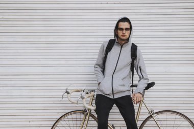 Genç sokak duvardaki vintage Bisiklet moda