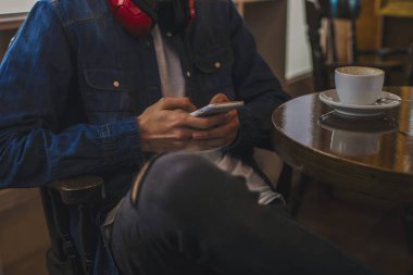 el ile hareket eden telefon kafeteryada Close-up