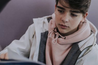 kitap okuma veya okuyan genç öğrenci