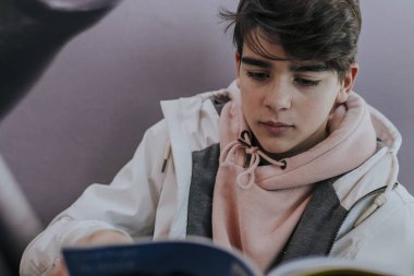 kitap okuma veya okuyan genç öğrenci