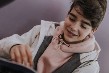 kitap okuma veya okuyan genç öğrenci