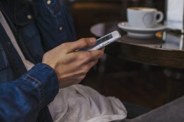 cep telefonu, teknoloji ve yaşam tarzı ile portre el