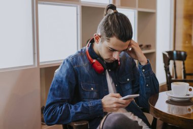 hareket eden telefon içinde kafeterya ile genç moda