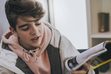 kitap okuma veya okuyan genç öğrenci