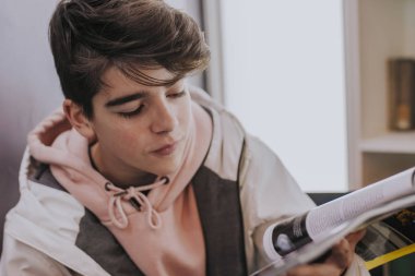 kitap okuma veya okuyan genç öğrenci