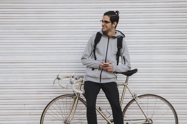 Genç sokak duvardaki vintage Bisiklet moda