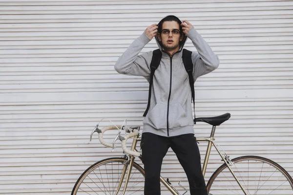 Jovem Moda Vintage Bicicleta Parede Rua — Fotografia de Stock