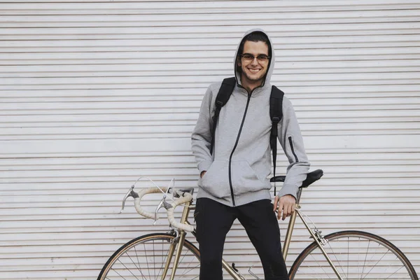 Jovem Moda Vintage Bicicleta Parede Rua — Fotografia de Stock