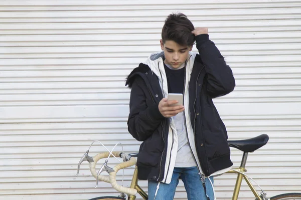 Moda Urbana Jovem Com Bicicleta Telefone Celular — Fotografia de Stock