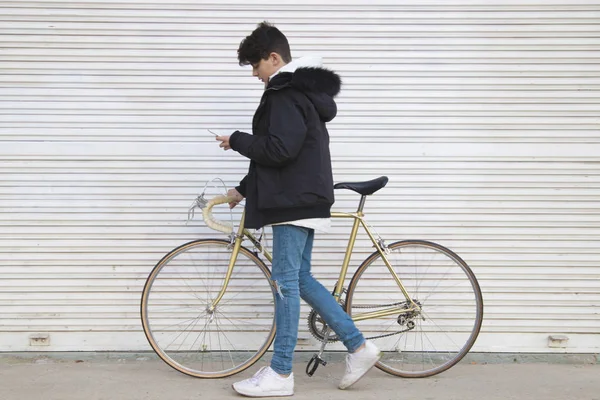 Moda Urbana Jovem Com Bicicleta Telefone Celular — Fotografia de Stock