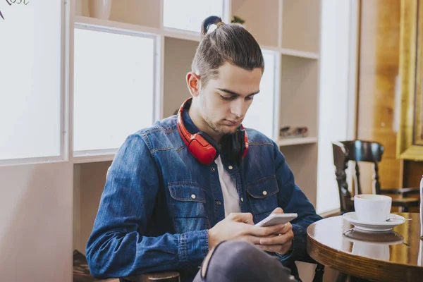 Jeune Adulte Mode Avec Téléphone Portable Cafétéria — Photo