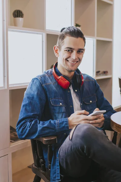 Moda Para Adultos Jóvenes Con Teléfono Móvil Cafetería — Foto de Stock