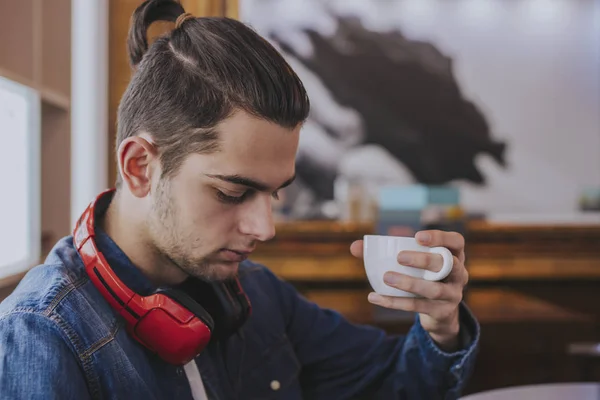 Jovem Para Moda Beber Café — Fotografia de Stock