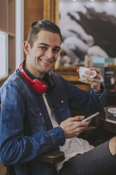 Retrato Joven Con Auriculares Teléfono Cafetería — Foto de Stock