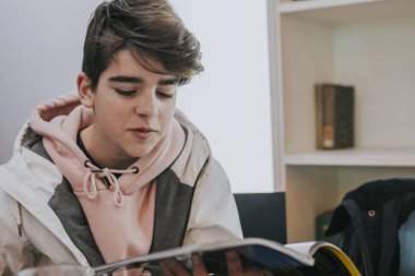 kitap okuma veya okuyan genç öğrenci