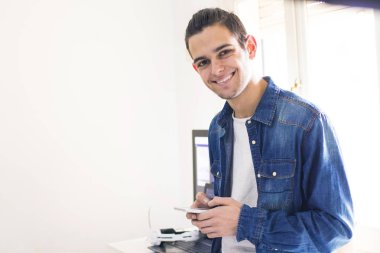 cep telefonu ile genç