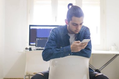 cep telefonu ile genç