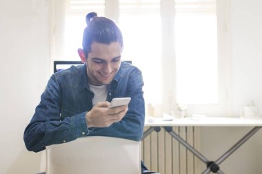 cep telefonu ile genç