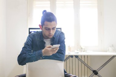 cep telefonu ile genç