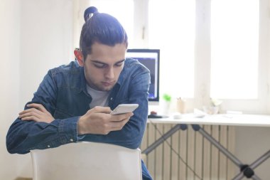 cep telefonu ile genç