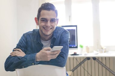 cep telefonu ile genç