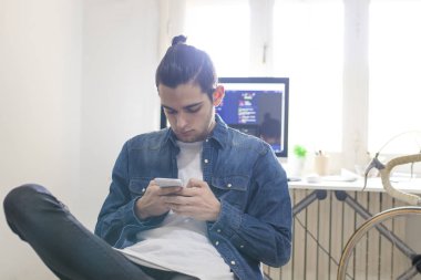 cep telefonu ile genç