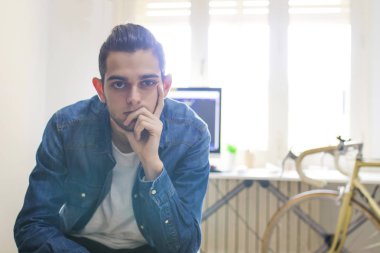 genç moda bir ev büro veya ofiste