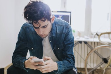 evde ya da işte cep telefonu ile