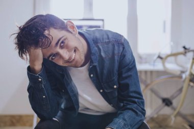 evde ya da stüdyo portre genç gülümseyen moda