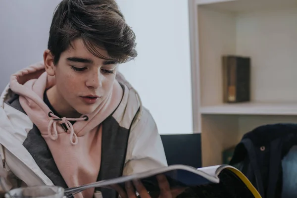 Tiener Student Lezen Van Het Boek Studeren — Stockfoto