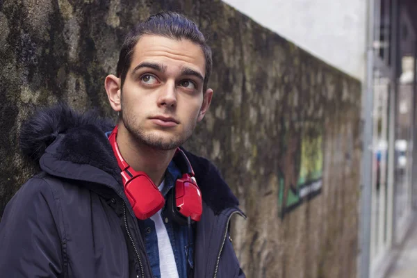 Joven Con Auriculares Calle Ciudad — Foto de Stock