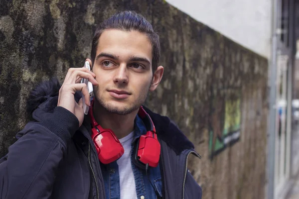 年轻的老式耳机在城市街道上 — 图库照片