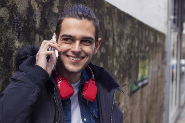 Jonge Ouderwets Met Koptelefoon Stad Straat — Stockfoto