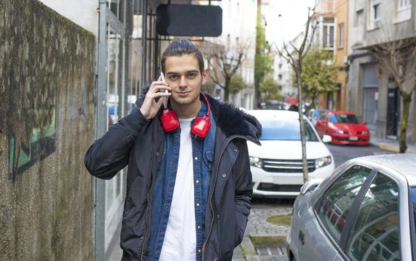 Νεολαία Περπάτημα Στο Δρόμο Κινητό Τηλέφωνο Ακουστικά — Φωτογραφία Αρχείου