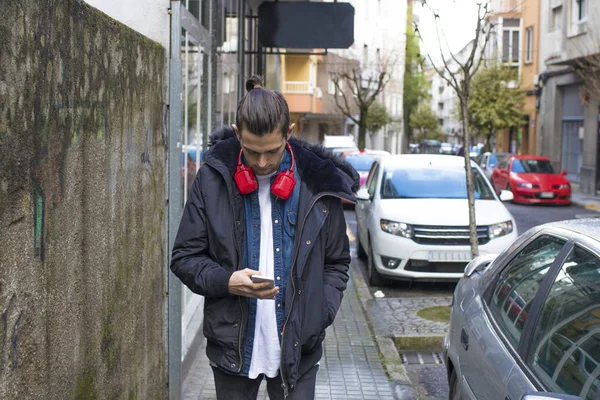 Juventude Com Fones Ouvido Andando Pela Rua Com Telefone Celular — Fotografia de Stock