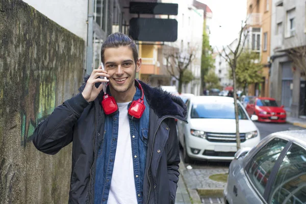 Giovani Con Auricolari Che Camminano Strada Con Cellulare — Foto Stock