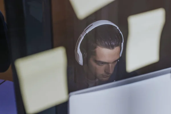 Joven Con Auriculares Estudio Con Computadora Trabajando Estudiando — Foto de Stock