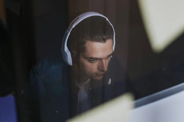 Joven Con Auriculares Estudio Con Computadora Trabajando Estudiando — Foto de Stock