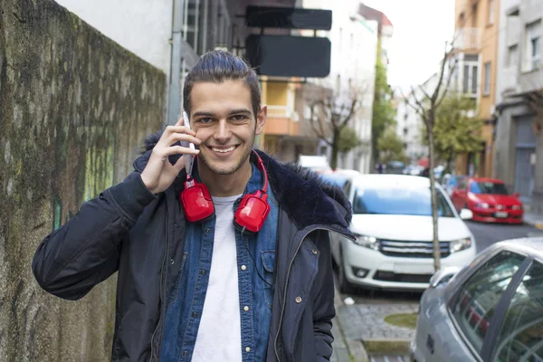 Νεολαία Περπάτημα Στο Δρόμο Κινητό Τηλέφωνο Ακουστικά — Φωτογραφία Αρχείου