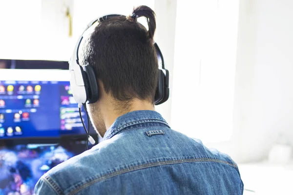 Jovem Com Fones Ouvido Computador — Fotografia de Stock