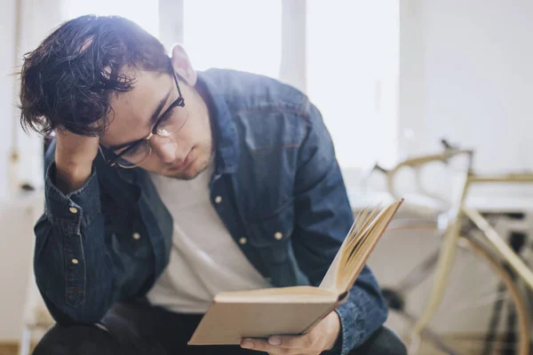 Joven Estudiando Leyendo Libro —  Fotos de Stock