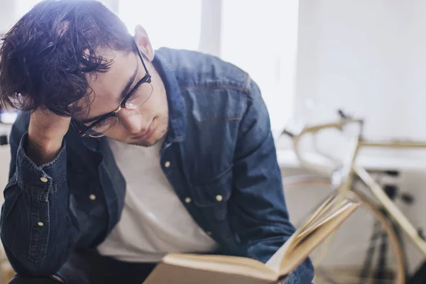 Jonge Thuis Een Boek Lezen Studeren — Stockfoto