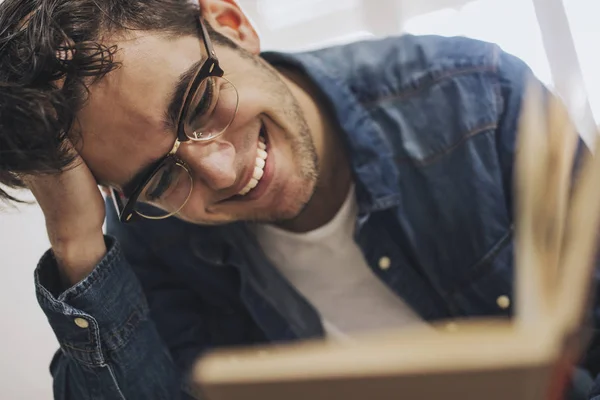 Ler Sorrir Jovens Rindo Ler Estudar Livro — Fotografia de Stock