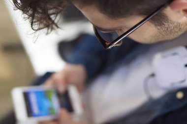 genç görünümlü cep telefonu, üstten görünüm