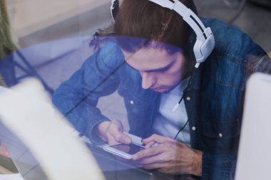 çalışan veya öğrenci ile kulaklık cam arkasında