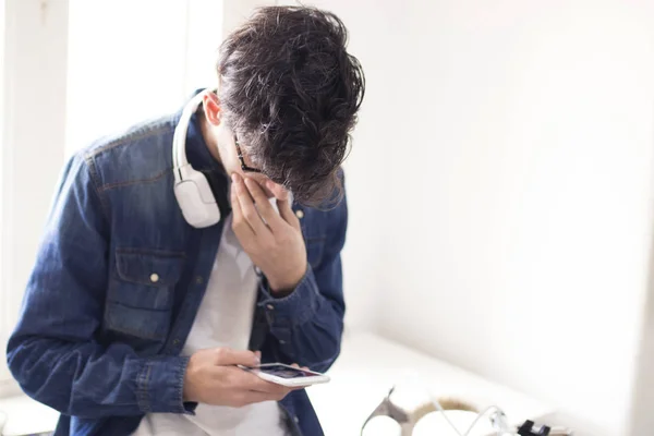 Joven Con Auriculares Teléfono Móvil — Foto de Stock