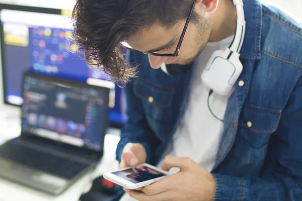 Joven Moda Con Teléfono Móvil — Foto de Stock