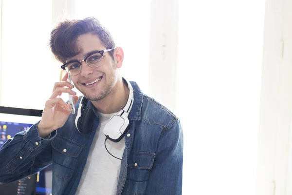 Joven Con Auriculares Teléfono Móvil — Foto de Stock