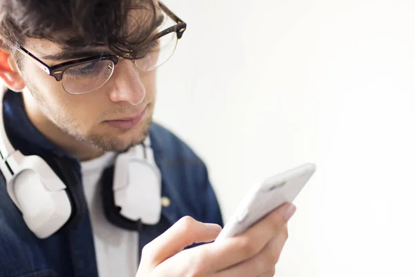 Joven Con Auriculares Teléfono Móvil —  Fotos de Stock