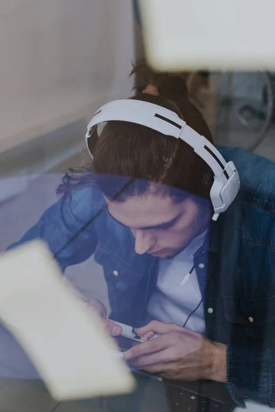 Trabajador Estudiante Con Auriculares Detrás Del Vidrio — Foto de Stock